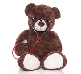 Brauner Teddyb&auml;r als Arzt mit Stethoskop isoliert