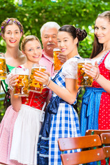 Biergarten - Freunde trinken Bier in Bayern