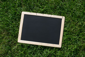 Schild auf grünem Rasen