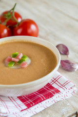 Gazpacho fresco de la dieta mediterránea.