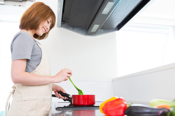 料理をする女性