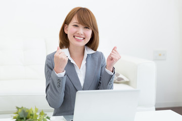 コンピューターを見る女性　ビジネス
