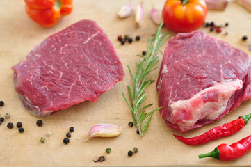 Rohes Steak mit Gewürzen