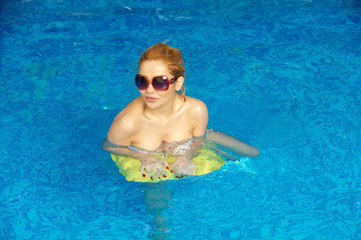 Fototapeta na wymiar Portrait of a woman relaxing in a swimming pool