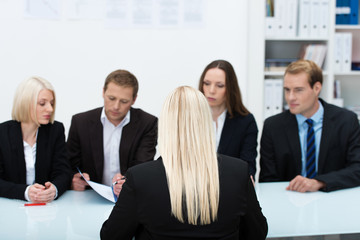 bewerberin im vorstellungsgespräch