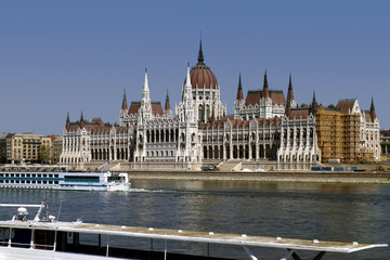Obraz premium Danube river in Budapest in front of Hungarian Parliament