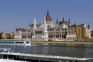 Fototapeta na wymiar Dunaj w Budapeszcie z przodu węgierskiego parlamentu