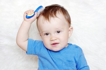 baby combs hair