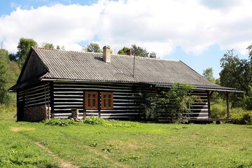 Fototapeta na wymiar old cottage in Krempna near Jaslo