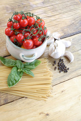 Cherry tomatoes, garlic and spaghetti