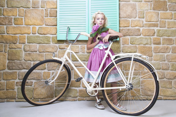 Obraz na płótnie Canvas Beautiful girl with retro bike