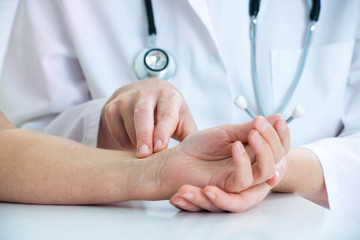 Measuring of pulse on wrist