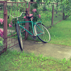 Fototapeta na wymiar starych zabytkowych rowerów w pobliżu ogrodzenia