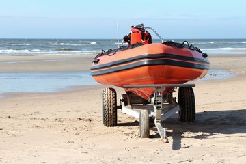 Schlauchboot auf Transportanhänger am Strand