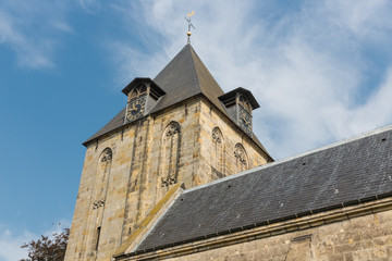 Fototapeta na wymiar Holenderski kościół z wieży na tle błękitnego nieba