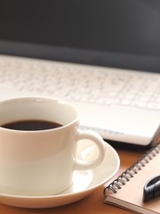 コーヒーとノートパソコン