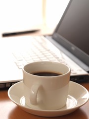 ノートパソコンとコーヒー