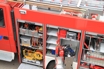 Feuerwehrauto bei Löscharbeiten