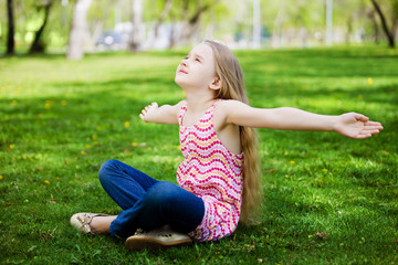 Fototapeta premium Little girl in park