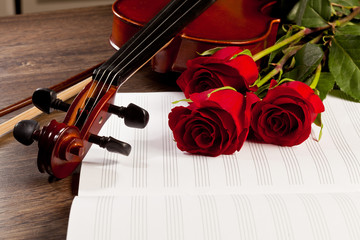 Fototapeta premium Red roses and a violin