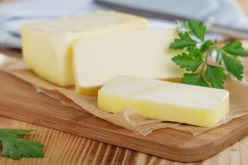 Butter auf Holzbrett