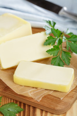 Butter auf Holzbrett