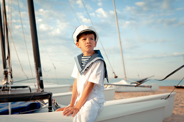 Naklejka premium Portrait of young sailor near yacht
