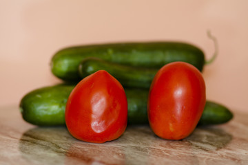 Rote Tomaten mit Gurken