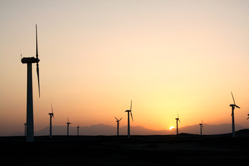 Obraz premium Wind farm after sunset