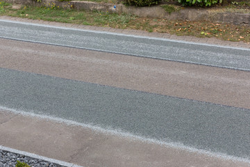Straßendecke mit Asphalt und Splitt