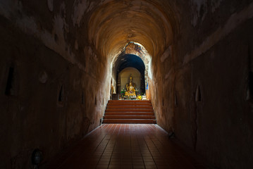 Fototapeta na wymiar The ancient tunnel and statue buddha,