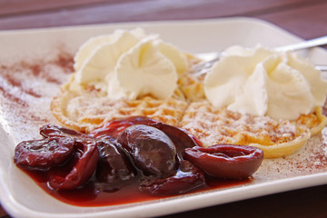 zimt-pflaumenkompott mit waffel und sahne