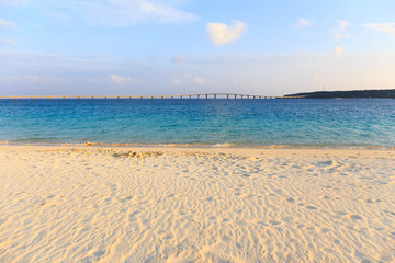 前浜ビーチと来間大橋