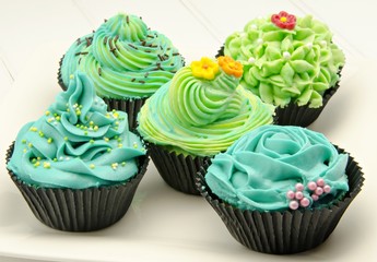 Cupcakes decorados con color verde y azul