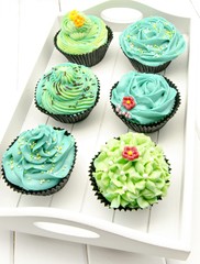 Cupcakes decorados con color verde y azul