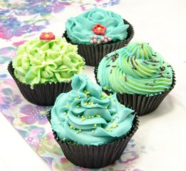 Cupcakes decorados en colores verdes y azules