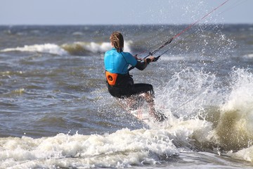 Fototapeta premium Kitesurfer in der Brandung