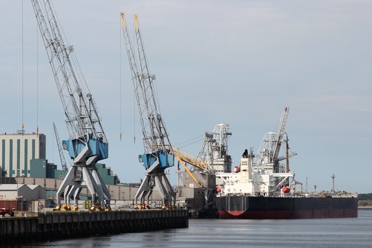 Massengutfrachter im Hafen