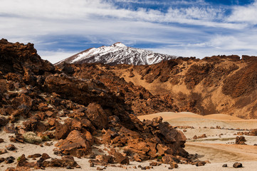 Obraz premium Teide behind vulcanic rock.
