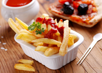 patate fritte con ketchup