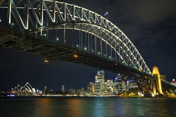 Naklejka premium sydney harbour bridge in australia at night