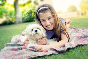 Bambina con cagnolino