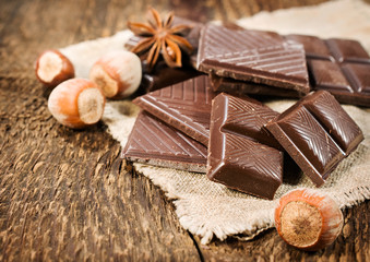 broken chocolate bar close-up