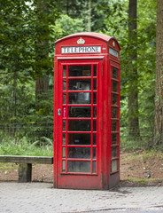 Obraz premium Old fashioned dusty and weathered british phone box in the forre