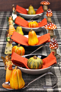 Herbstlich gedeckter Tisch für ein Erntedankfest