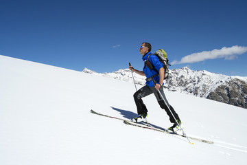 Fototapeta na wymiar sciatore ascende verso la vetta, Alpi italiane
