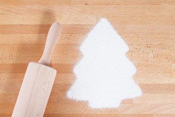 mehl in weihnachtsbaum form mit nudelholz