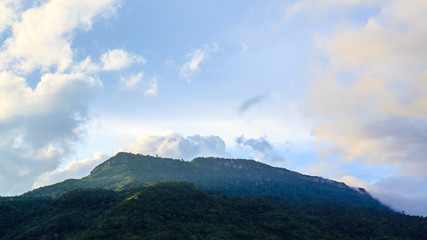 Obraz premium Clouds cover the mountain