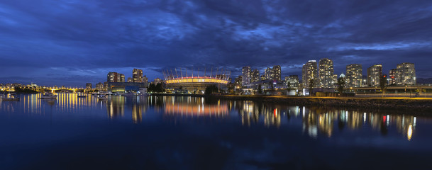 Fototapeta na wymiar Vancouver BC Kanada Skyline przez False Creek w Blue Hour