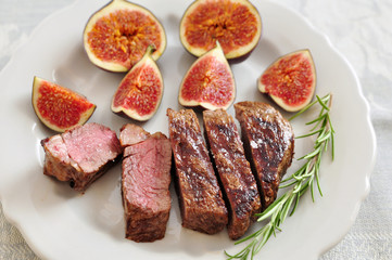 Gebratenes Steak mit Feigen